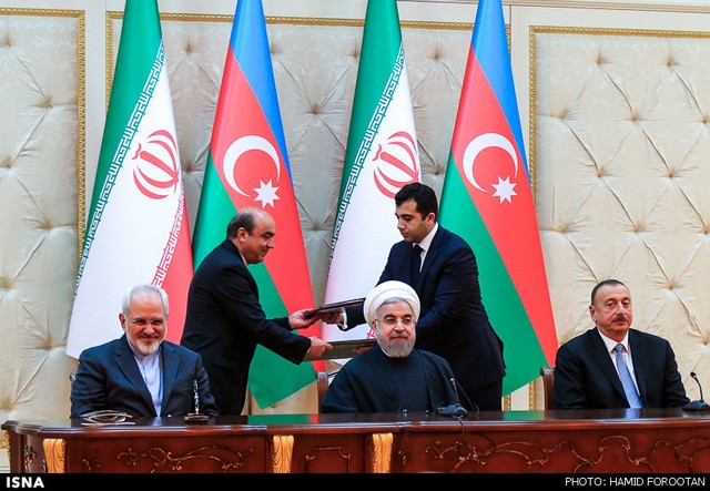 سفر رییس جمهور به باکو (عکس)