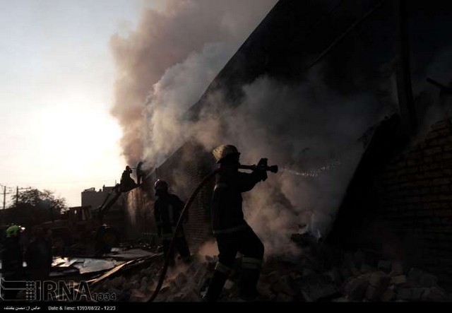 آتش سوزی انبار کالاهای چوبی - مشهد (عکس)