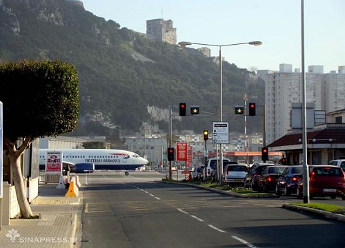 فرودگاه Gilbraltar؛ باند فرود در خیابان