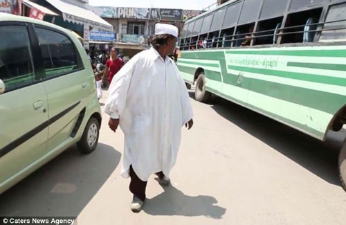 این مرد 25 سال عقب‌ عقب راه رفت! (+عکس)