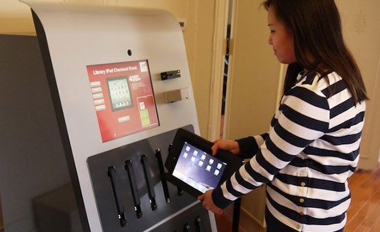 کتابخانهای که به مشتریان خود آیپد قرض میدهد کتابخانهای که به مشتریان خود آیپد قرض میدهد