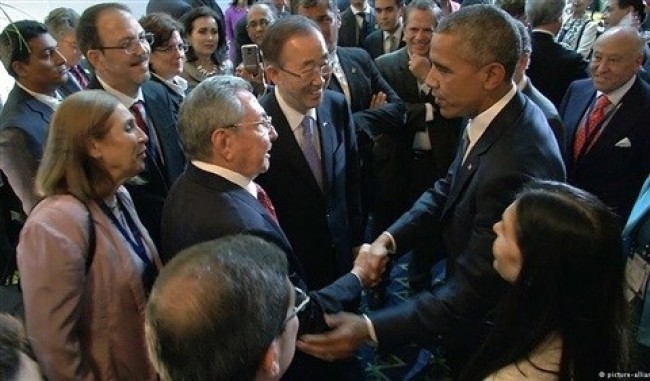 دست دادن اوباما و کاسترو (+عکس)