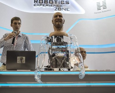 روباتی که چهره خوانی می کند روباتی که چهره خوانی می کند