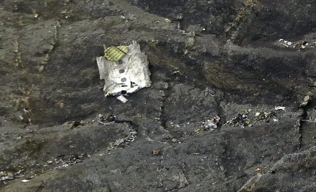 تصاویری از بازمانده های هواپیمای سقوط کرده(عکس)