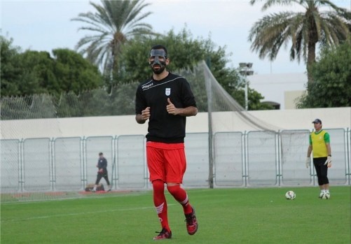 چشمی با ماسک ویژه در تمرین استقلال(+عکس)