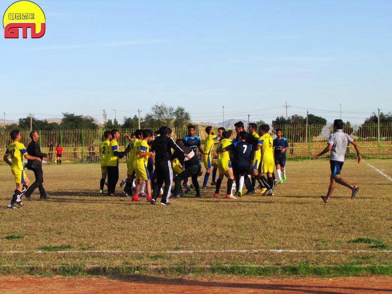 شلیک گلوله نیروی انتظامی در مسابقه فوتبال(+عکس)