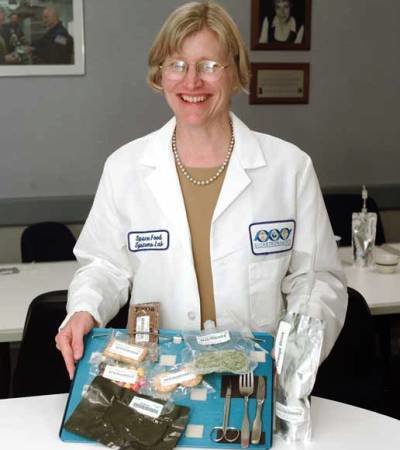 ساکنان مریخ غذای ۷ ساله را می خورند ساکنان مریخ غذای ۷ ساله را می خورند