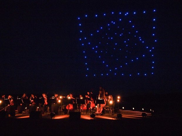 نور افشانی خارق العاده توسط هواپیماهای بدون خلبان نور افشانی خارق العاده توسط هواپیماهای بدون خلبان