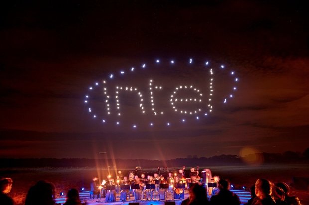 نور افشانی خارق العاده توسط هواپیماهای بدون خلبان نور افشانی خارق العاده توسط هواپیماهای بدون خلبان