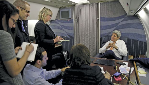 نشست خبری جان کری در هواپیما (عکس)