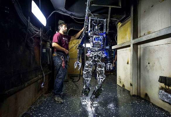 این روبات آتش نشان می دود این روبات آتش نشان می دود