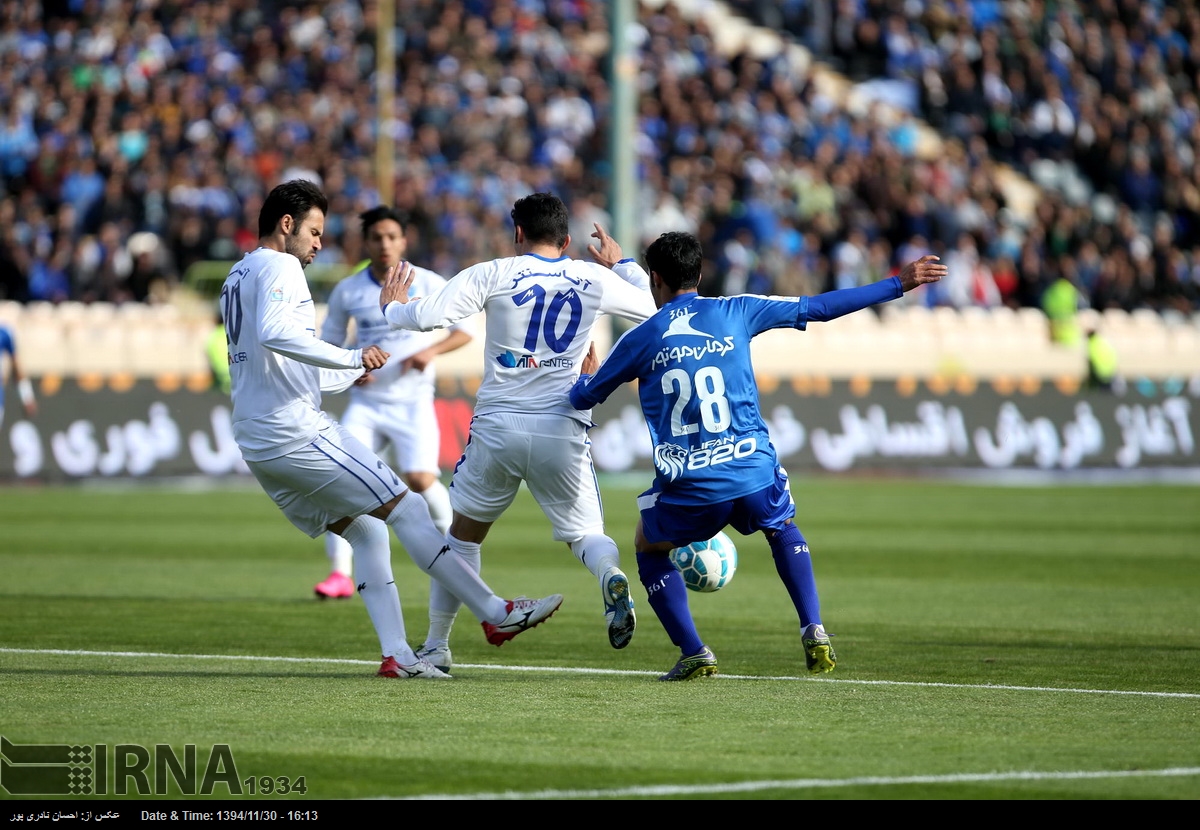 استقلال 2 - 1 گسترش فولاد / بازگشت به صدر با تماشاگران و دستان رحمتی(+جدول/عکس)