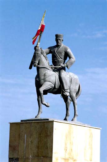 سخنی با امام جمعه بوشهر/ استقلال، همان انزوا نیست! سخنی با امام جمعه بوشهر/ استقلال، همان انزوا نیست!