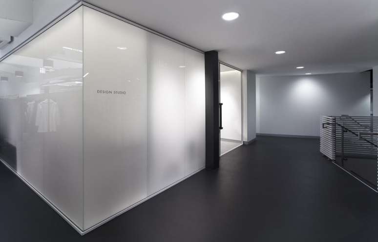 تولید شیشه ای که در کسری از ثانیه مات می شود تولید شیشه ای که در کسری از ثانیه مات می شود