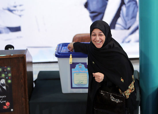 همسر ظریف در حال رای دادن (عکس)