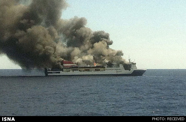 کشتی تفریحی در آب‌های اسپانیا آتش گرفت