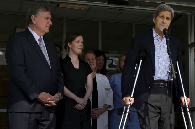 جان کری بعد از خروج از بیمارستان (عکس)