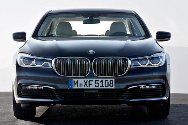 مقایسهای پهلو به پهلو بین دو نسل از سری 7 بامو مقایسهای پهلو به پهلو بین دو نسل از سری 7 بامو