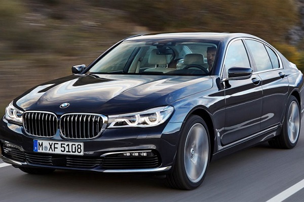 مقایسهای پهلو به پهلو بین دو نسل از سری 7 بامو مقایسهای پهلو به پهلو بین دو نسل از سری 7 بامو