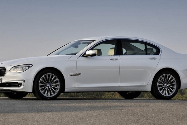 مقایسهای پهلو به پهلو بین دو نسل از سری 7 بامو مقایسهای پهلو به پهلو بین دو نسل از سری 7 بامو