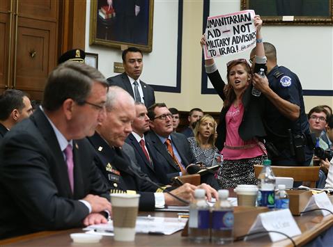 اعتراض به وزیر دفاع آمریکا (عکس)