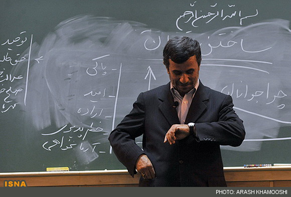 واکنش احمدی‌نژاد به سوالی درباره انتخابات مجلس