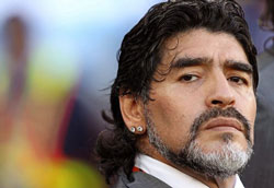 مارادونا: بدها را با لگد از فیفا بیرون می‌کنم