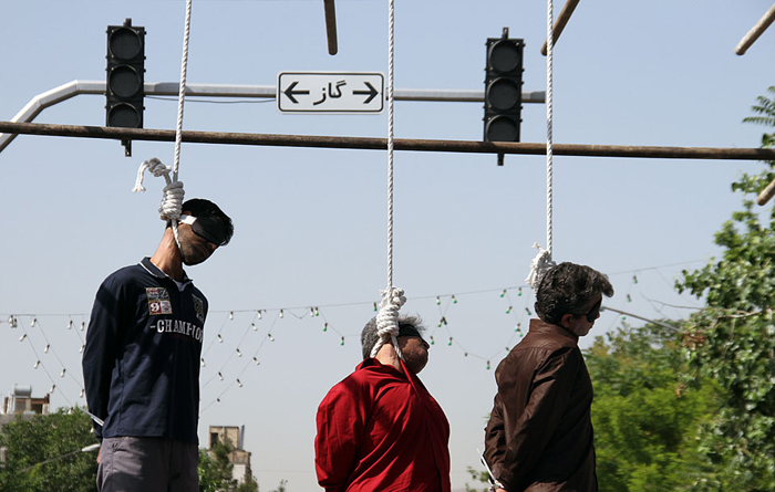 اعدام ۳ سارق مسلح در مشهد در ملاء عام (+عکس) 