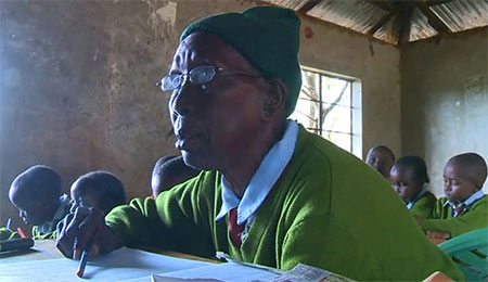 دانش آموز ۹۴ ساله کنیایی، در آرزوی پزشک شدن