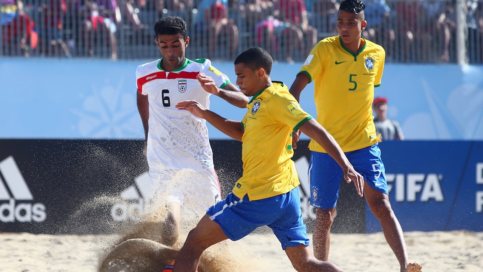ایران 3 -4 برزیلی / ساحلی بازان ایران چطور صعود می کنند؟(+جدول/گزارش تصویری)