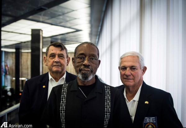 همان سه سرباز پرچم را به اهتزاز در می آورند (عکس)