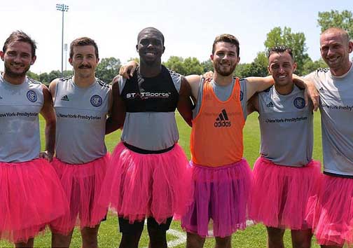 دامن صورتی لمپارد برای کمپین خیریه (+عکس)