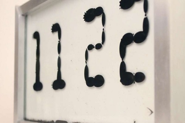 ساعت رومیزی با مایع جادویی ساعت رومیزی با مایع جادویی