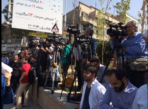 انتظار خبرنگاران در مقابل سفارت انگلیس (عکس)