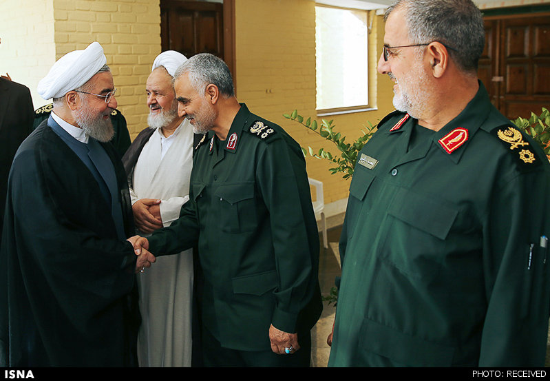 دست دادن حسن روحانی و سردار قاسم سلیمانی (عکس)