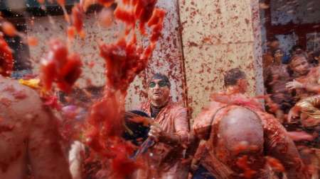 مردم یک شهر اسپانیا 150 تن گوجه فرنگی به سمت هم پرتاب کردند