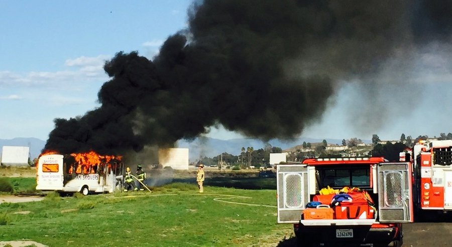 یک اتوبوس، فرودگاه آمریکا را بست (+عکس) یک اتوبوس، فرودگاه آمریکا را بست (+عکس)