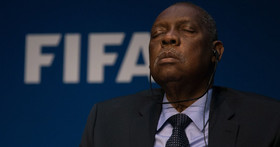 چرت زدن رییس موقت فیفا هنگام سخنرانی