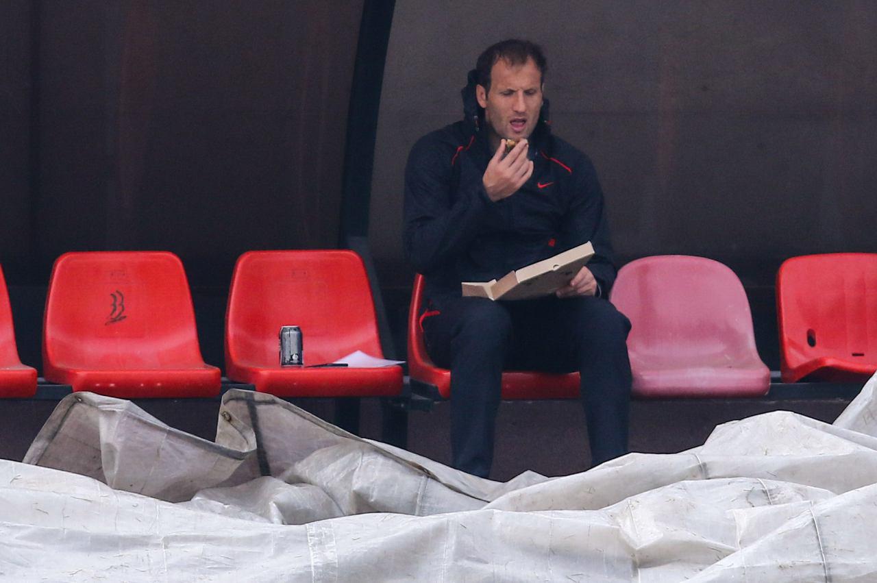 بنگر و پیتزا خوری روی نیمکت (عکس)