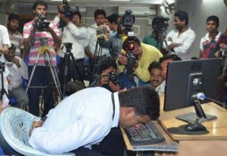 تصویری از تایپ سریع با بینی!