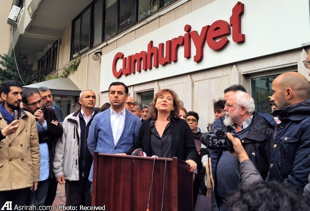 اعتراض به بازداشت خبرنگاران روزنامه جمهوریت (+عکس)