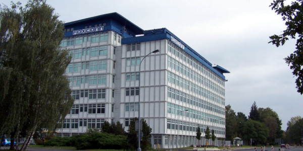 فاکسکان خرید ۳.۵ میلیارد دلاری شارپ را نهایی کرد فاکسکان خرید ۳.۵ میلیارد دلاری شارپ را نهایی کرد