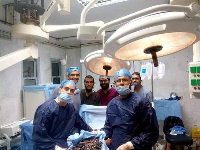 زنی که سیم ظرفشویی می‌خورد (+عکس)