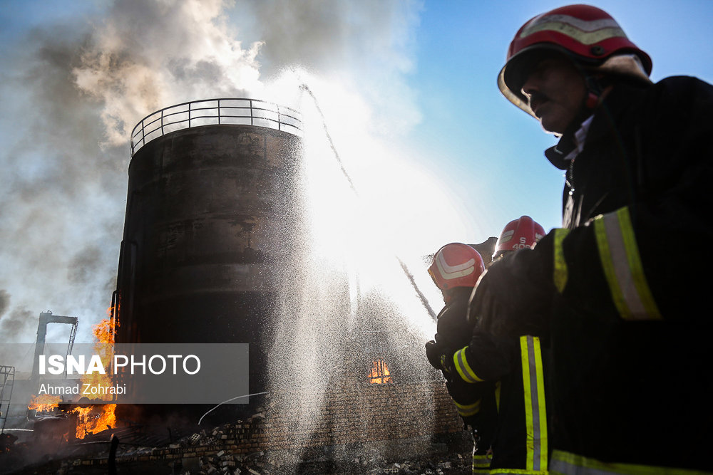 آتش سوزی در کارخانه میعانات نفتی در قم (+عکس)