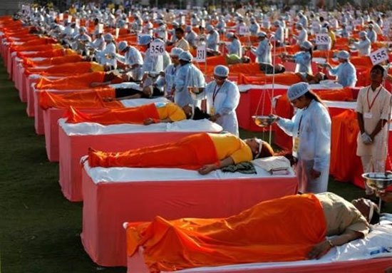 درمان همزمان 1111 نفر برای شکستن رکورد گینس (+عکس)