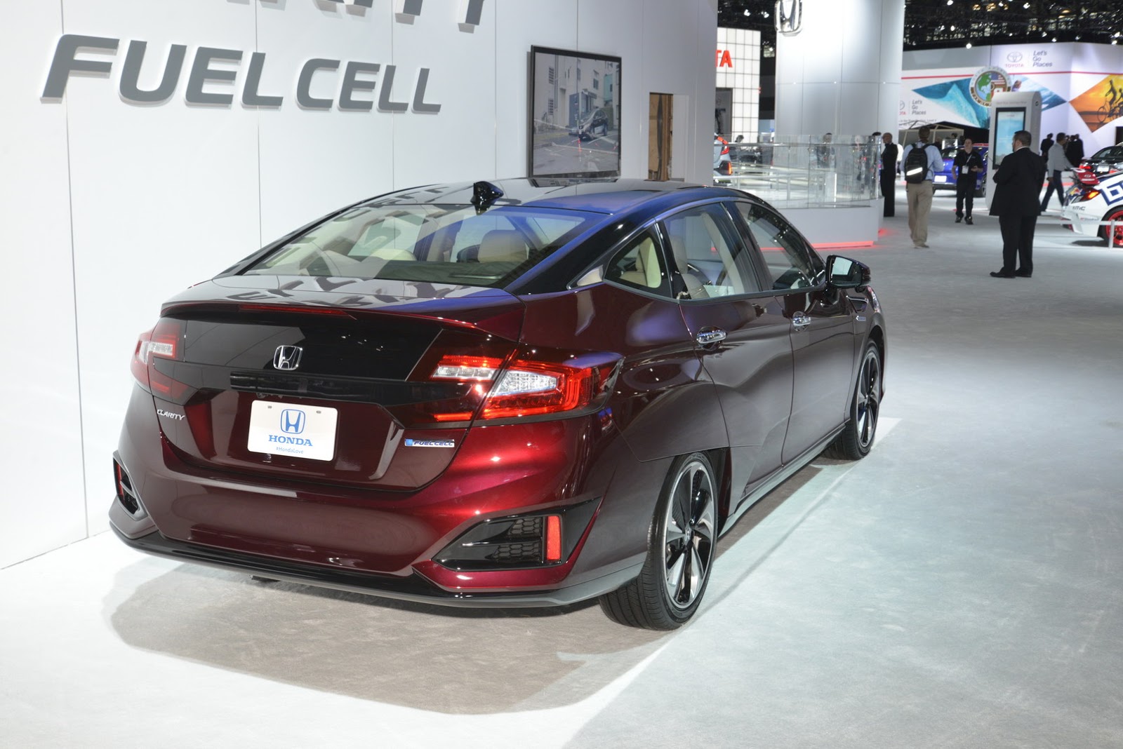 جنگ هیدروژنیها: تویوتا میرای در برابر هوندا کلاریتی جنگ هیدروژنیها: تویوتا میرای در برابر هوندا کلاریتی