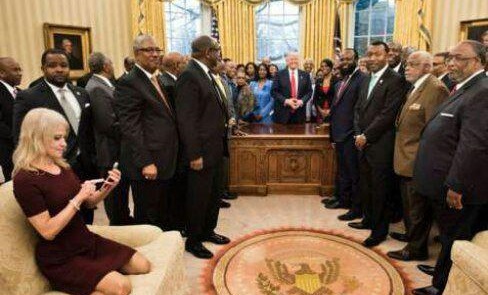 انتقاد از طرز نشستن مشاور ترامپ روی مبل دفتر او (عکس)