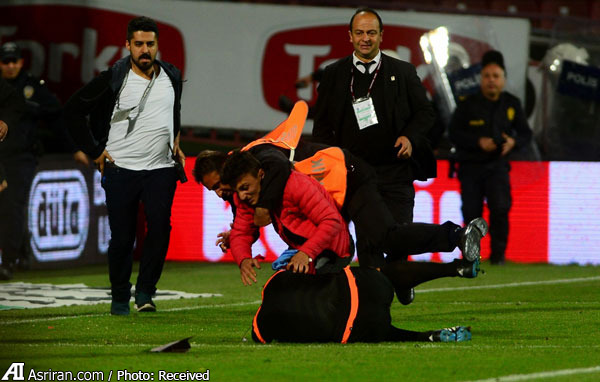 حمله به کمک داور بازی فوتبال سوپر لیگ ترکیه (+عکس)