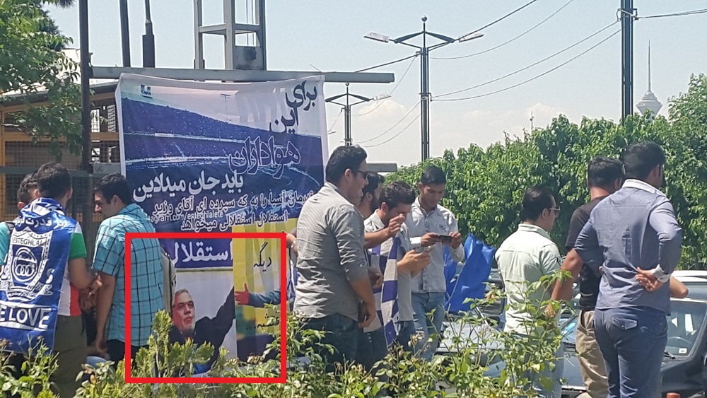فتح الله زاده روی بنر معترضین چه کار می کرد؟(عکس)