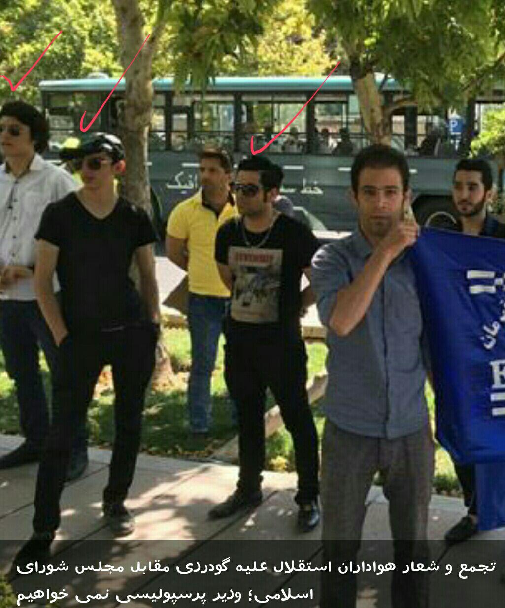 هواداران استقلال مقابل مجلس: وزیر پرسپولیسی نمی خوایم